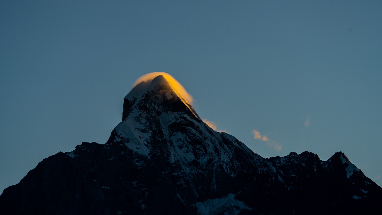 Sunrise washing Siguniang peaks in rosy color.